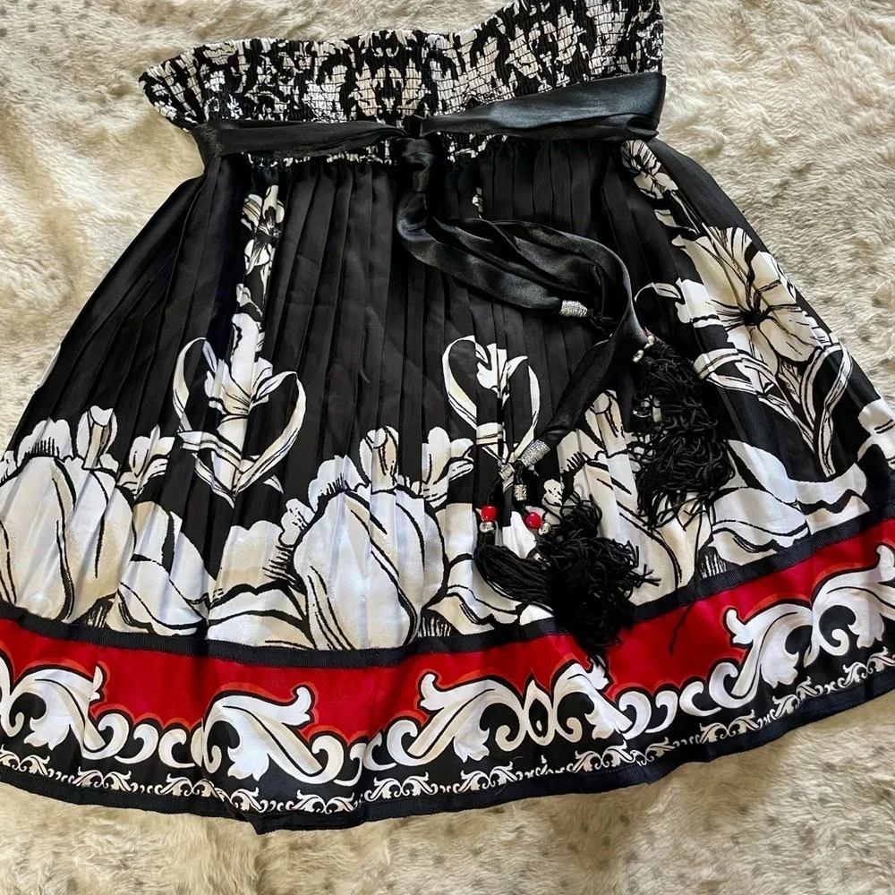 BLACK HOUSE WHITE MARKET
NICELY PLEATED SKIRT SIZE S - Picture 2 of 8